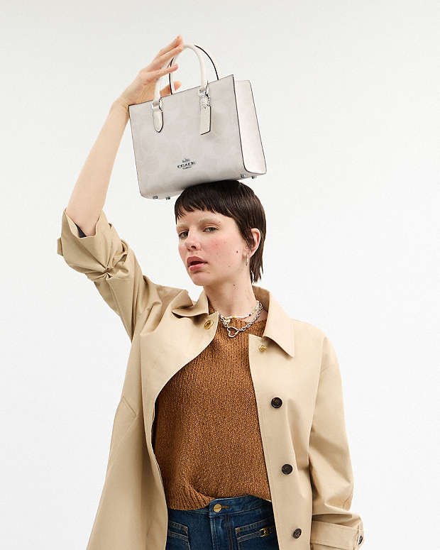 Maggie Small Tote Bag In Signature Canvas Sv-White-Chalk Sv-White-Chalk