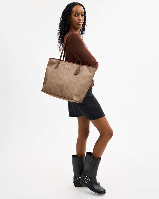 Large City Tote Bag In Maxi Signature Canvas Signature Canvas-Gold-Tan-Brown Signature Canvas-Gold-Tan-Brown