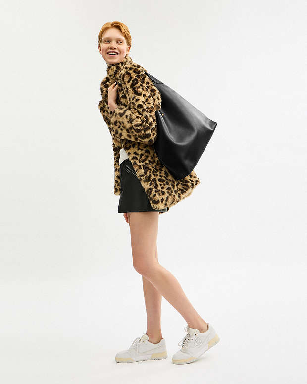 Brooklyn Shoulder Bag 39 Smooth Leather-Brass-Black Smooth Leather-Brass-Black