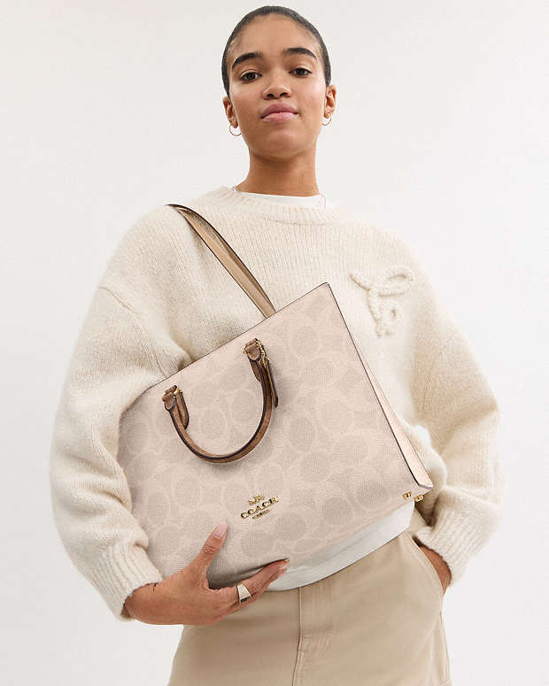 Maggie Tote Bag In Blocked Signature Canvas Signature Canvas-Gold-Sand-Tan Signature Canvas-Gold-Sand-Tan