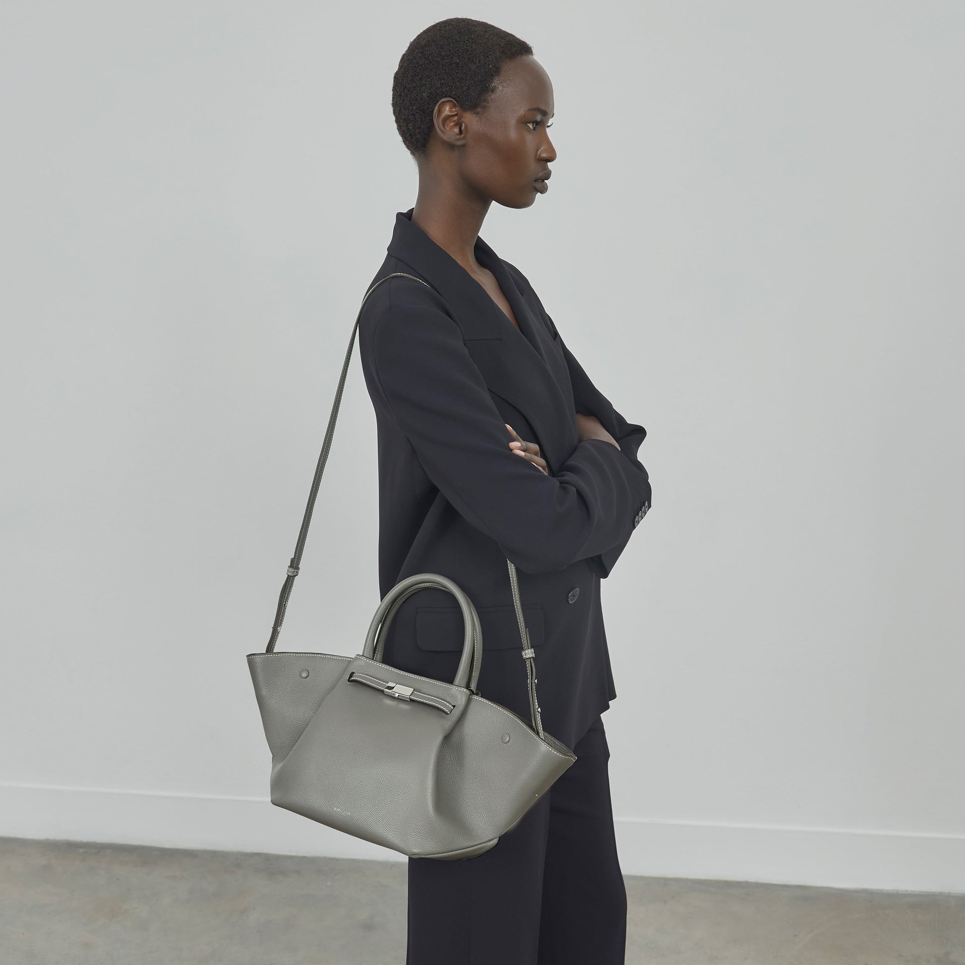 DeMellier The Midi New York stone grey small grain ecru stitching